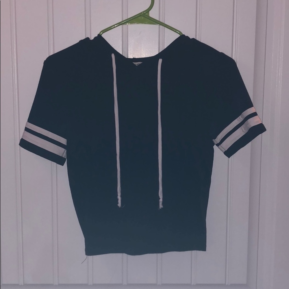 Cropped hooded shirt